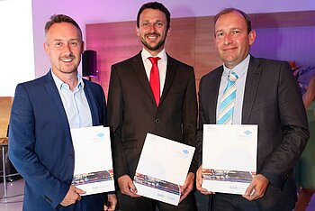 Direktor Jürgen Schinagl mit Christoph Zweimüller und Gerhard Kirchsteiger